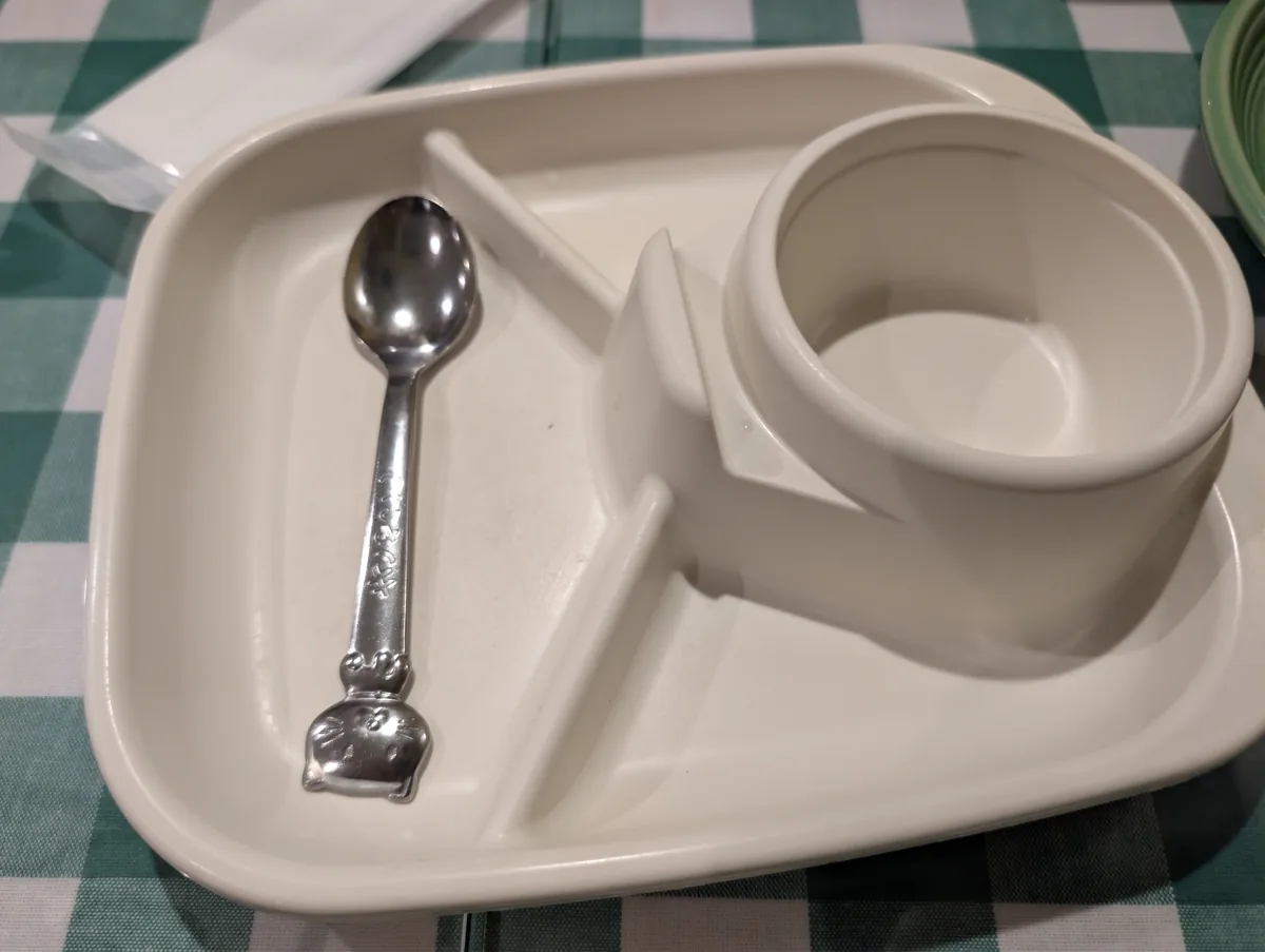 子ども用の取り皿とカトラリー