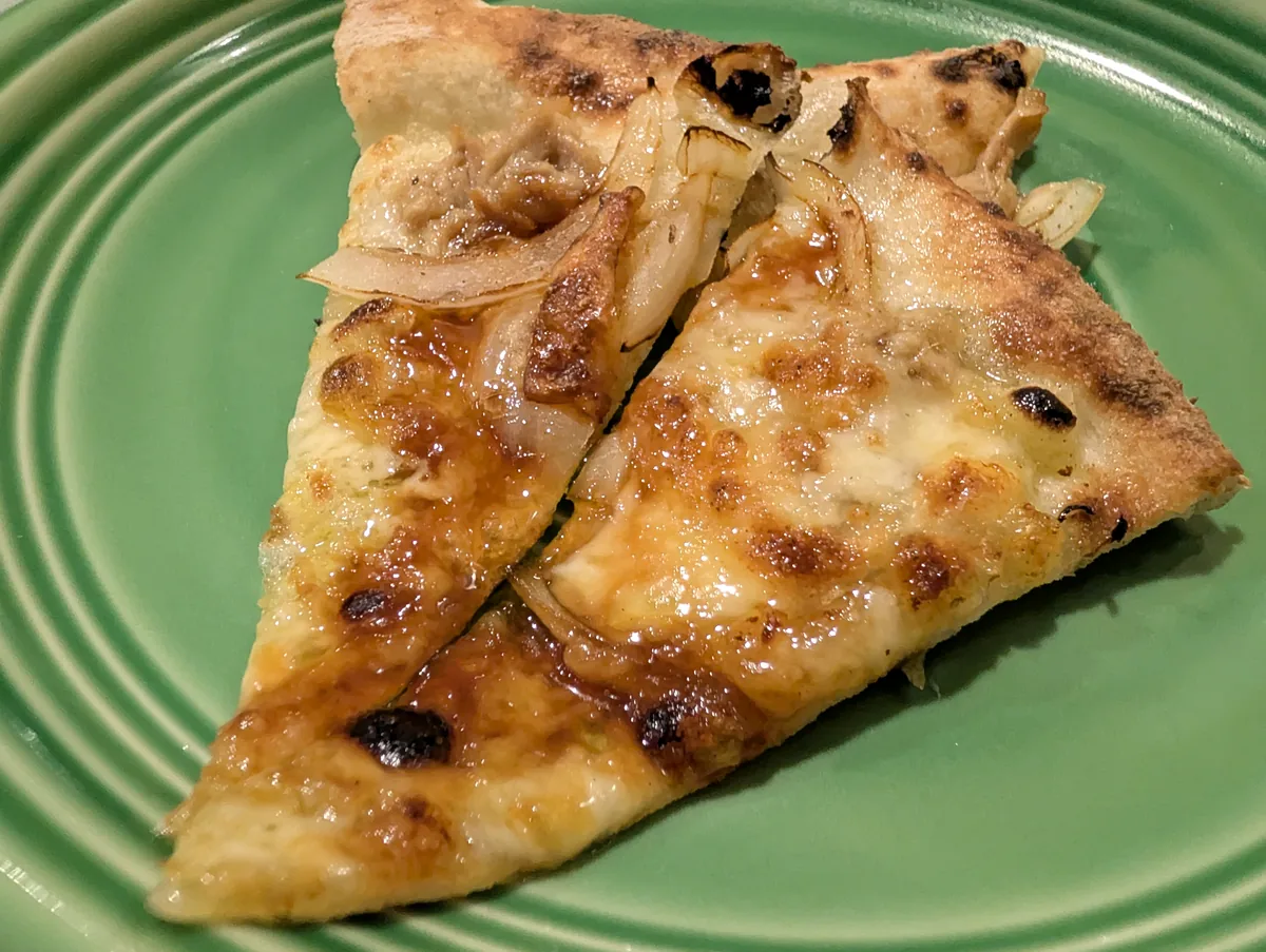 焼き目のついたピッツァ