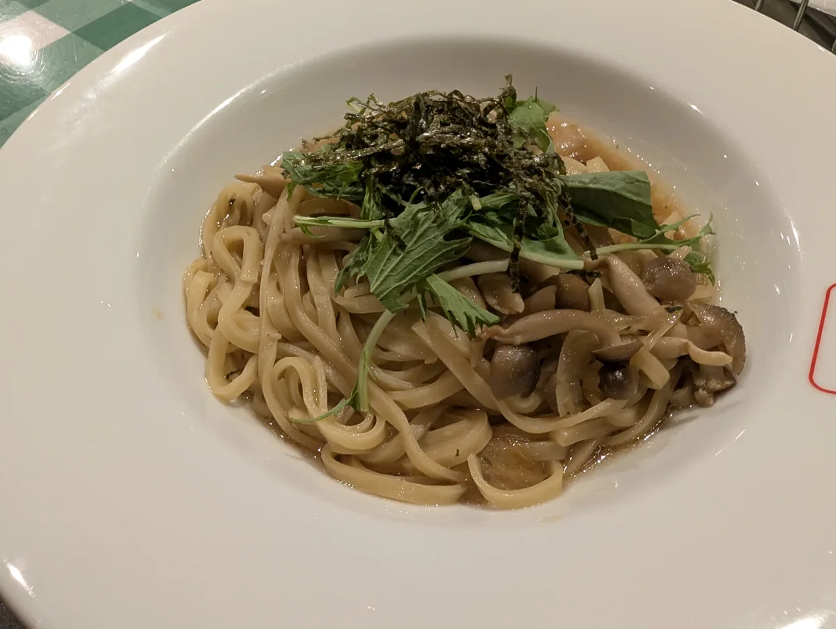きのこと青菜、海苔がのった和風パスタ