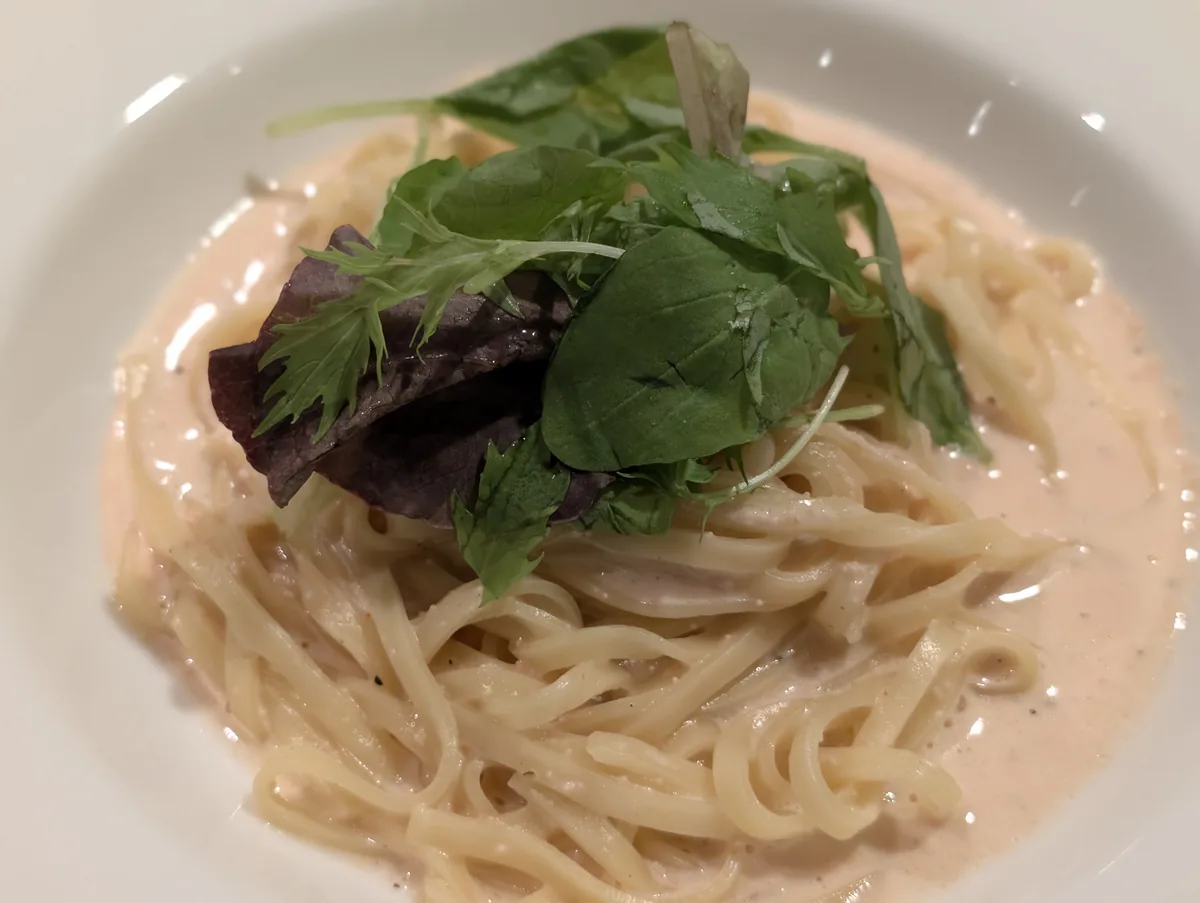 青菜が添えられたクリームパスタ
