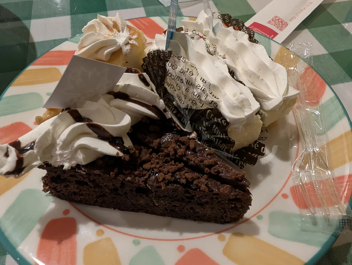 複数のケーキを盛り合わせたデザートプレート