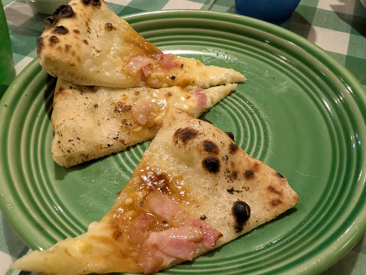 チーズと具材がのったピッツァ