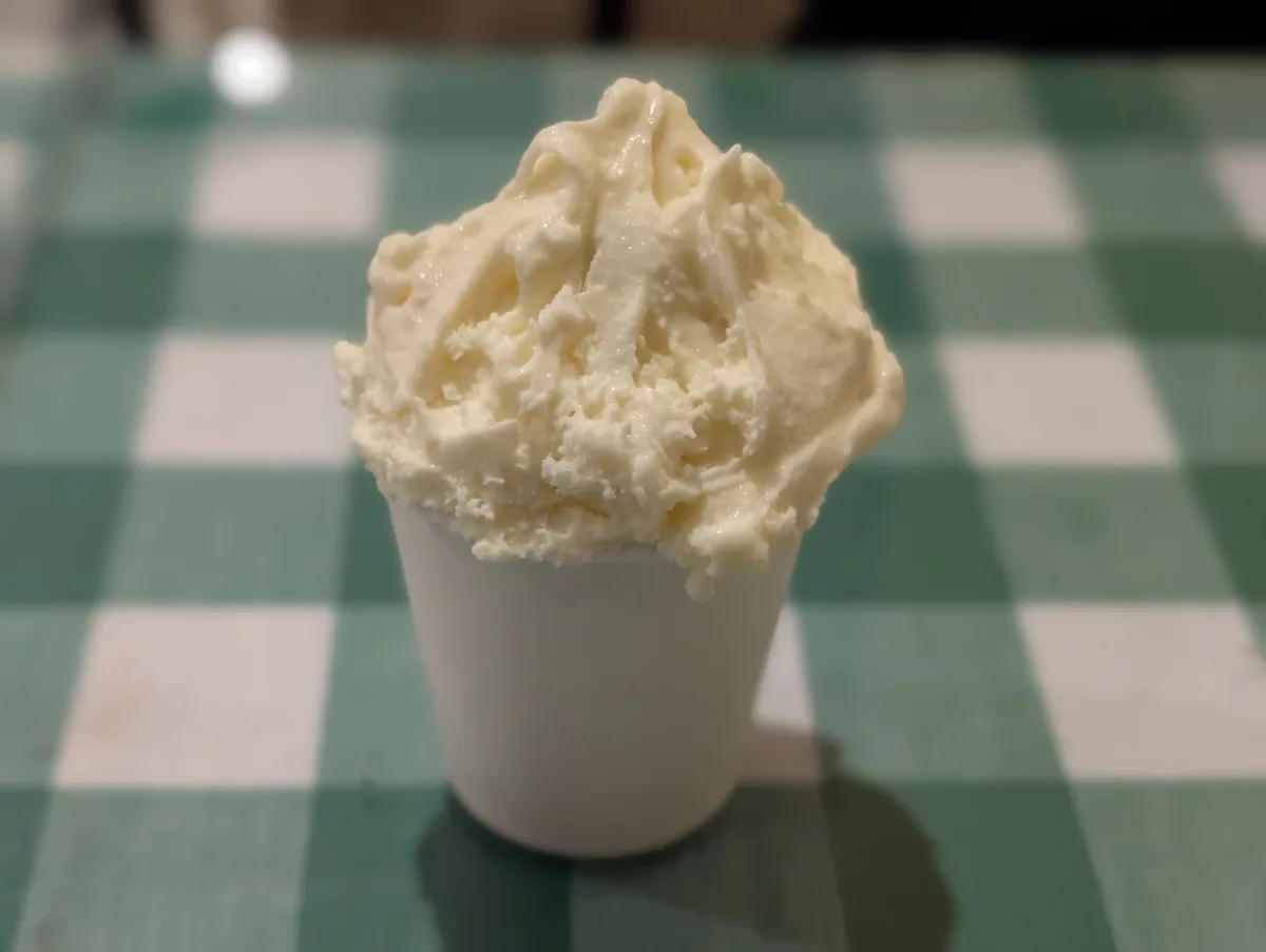 カップに盛られたジェラート