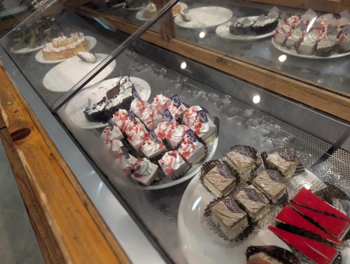 ショーケースに並んだケーキ
