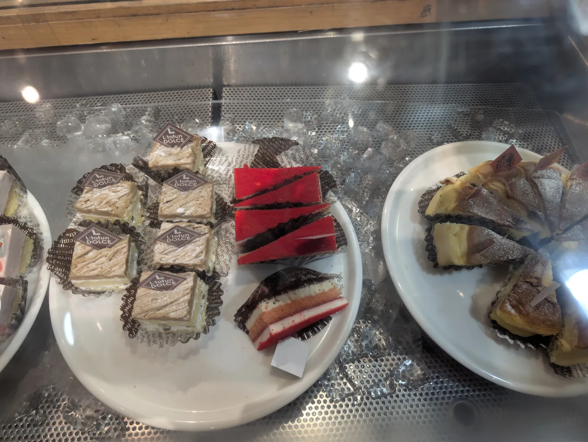 ショーケースのケーキを別角度から