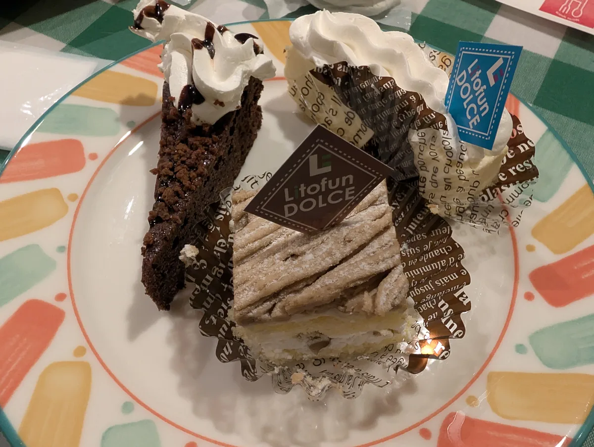 ケーキを少しずつ盛り合わせたプレート